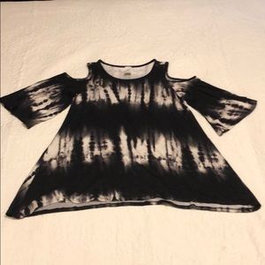Sz S Black and white cold shoulder tunic top